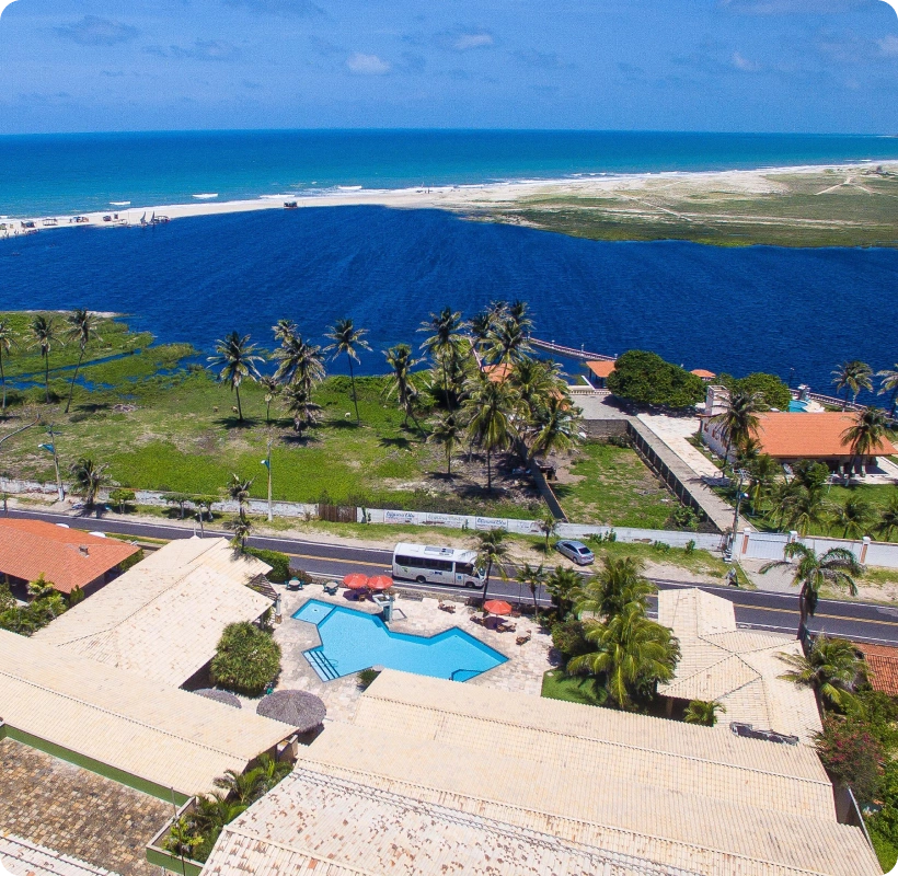 Vista aérea do Hotel Laguna Blu com a Lagoa do Maceió ao fundo